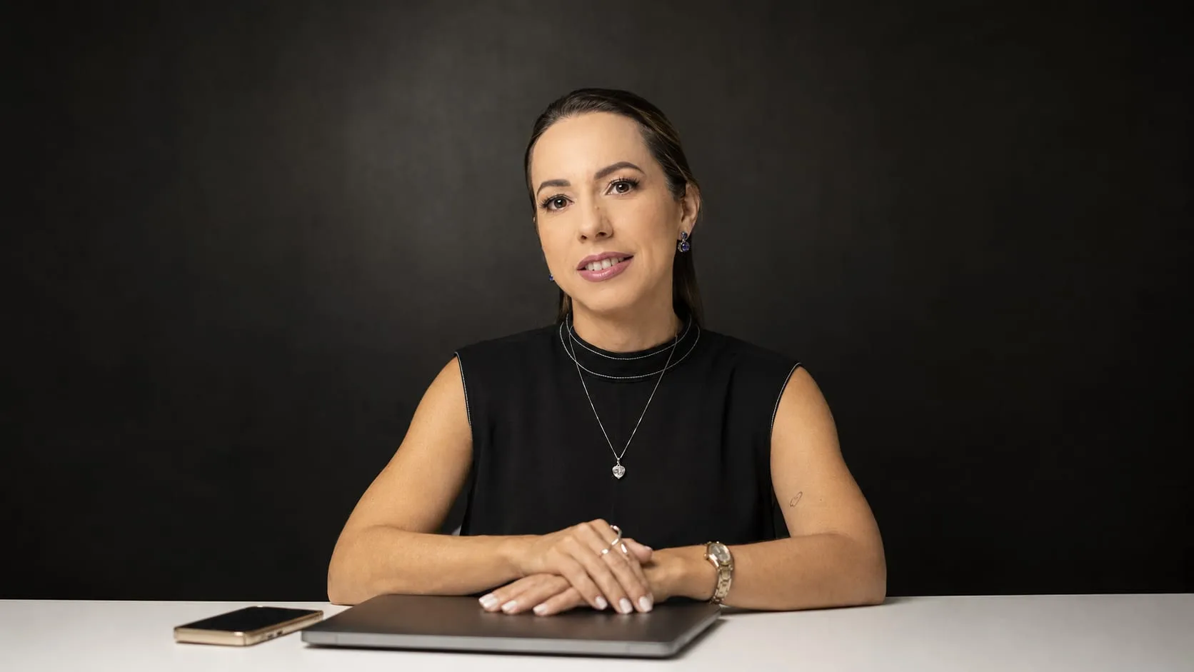 Dra. Tarcila Costa em ambiente de escritório