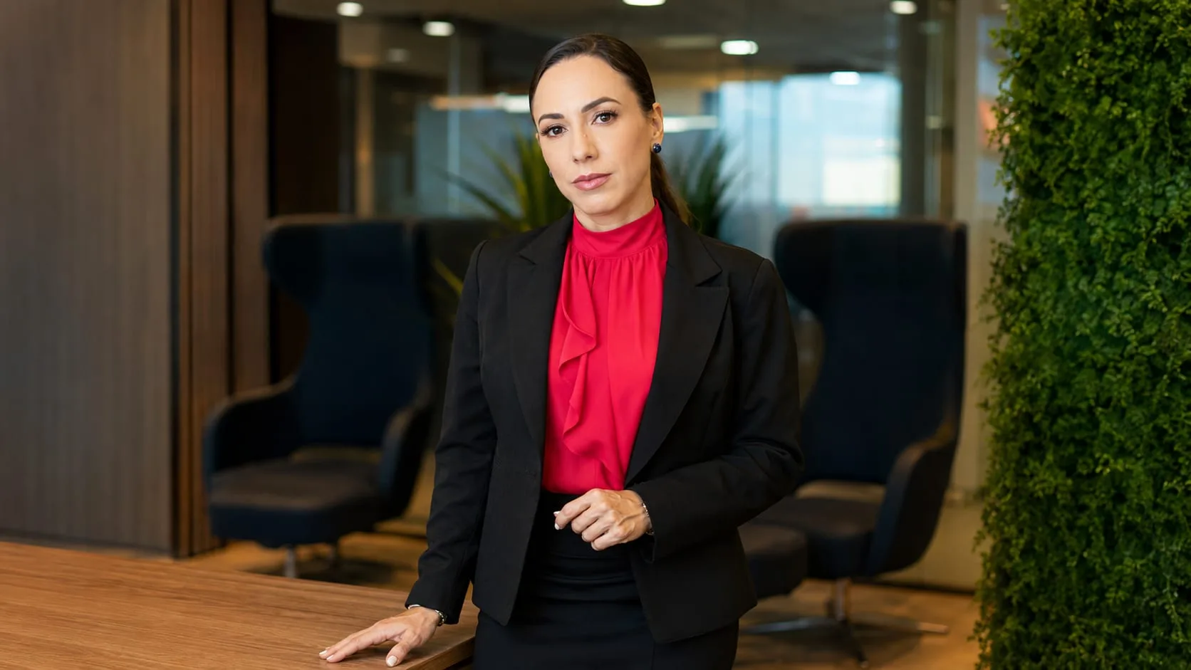 Dra. Tarcila Costa em seu ambiente de trabalho