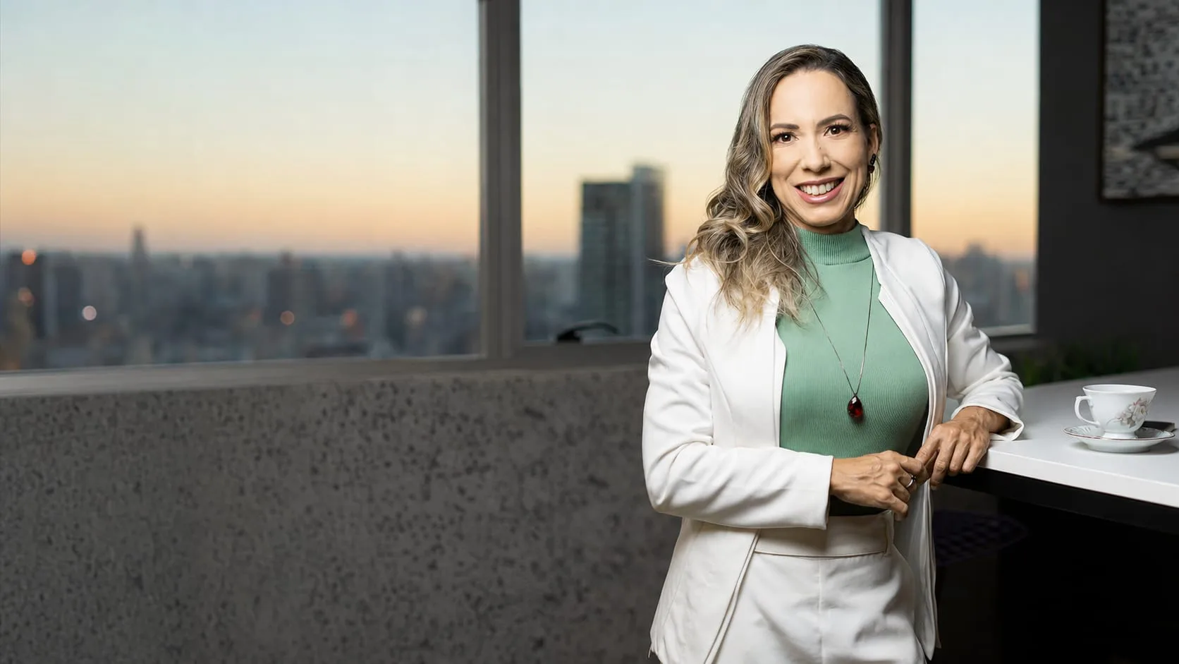 Dra. Tarcila Costa em ambiente de escritório